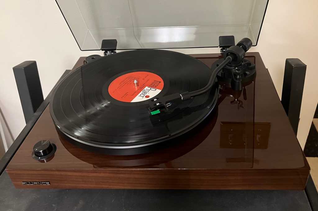 Fluance RT81 turntable